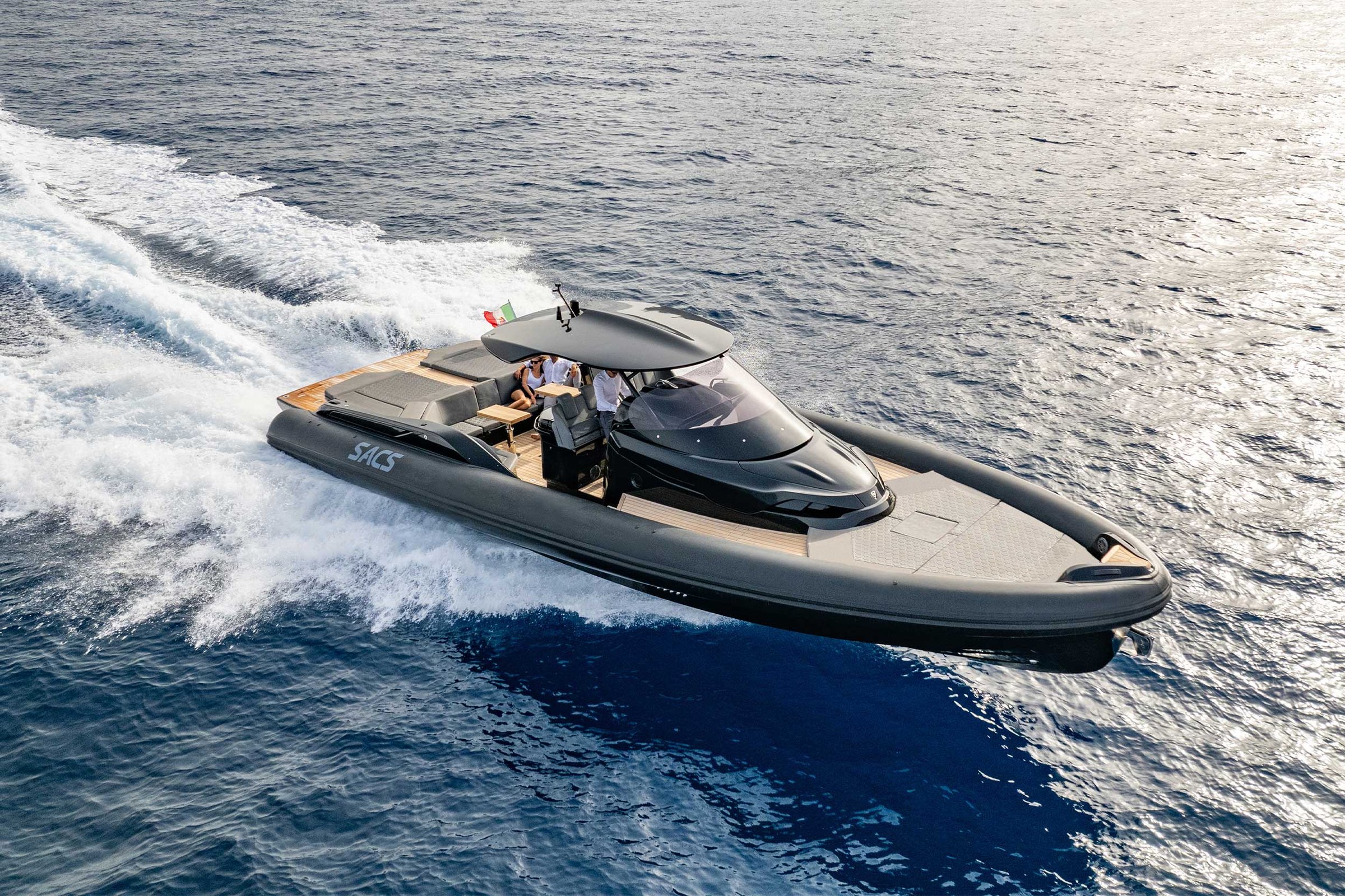 Sacs Marine Strider 15, sportboot varend op zee