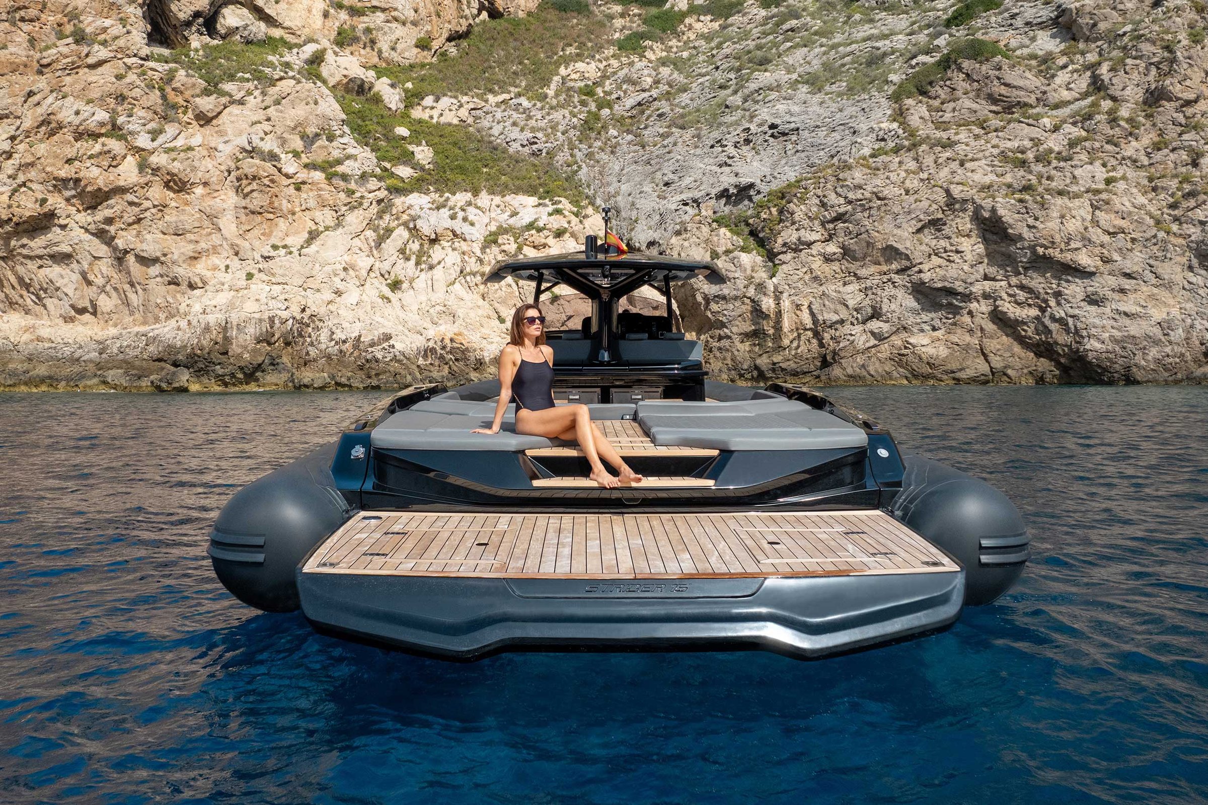 Sacs Marine Strider 15, vrouw ligt op achterdek