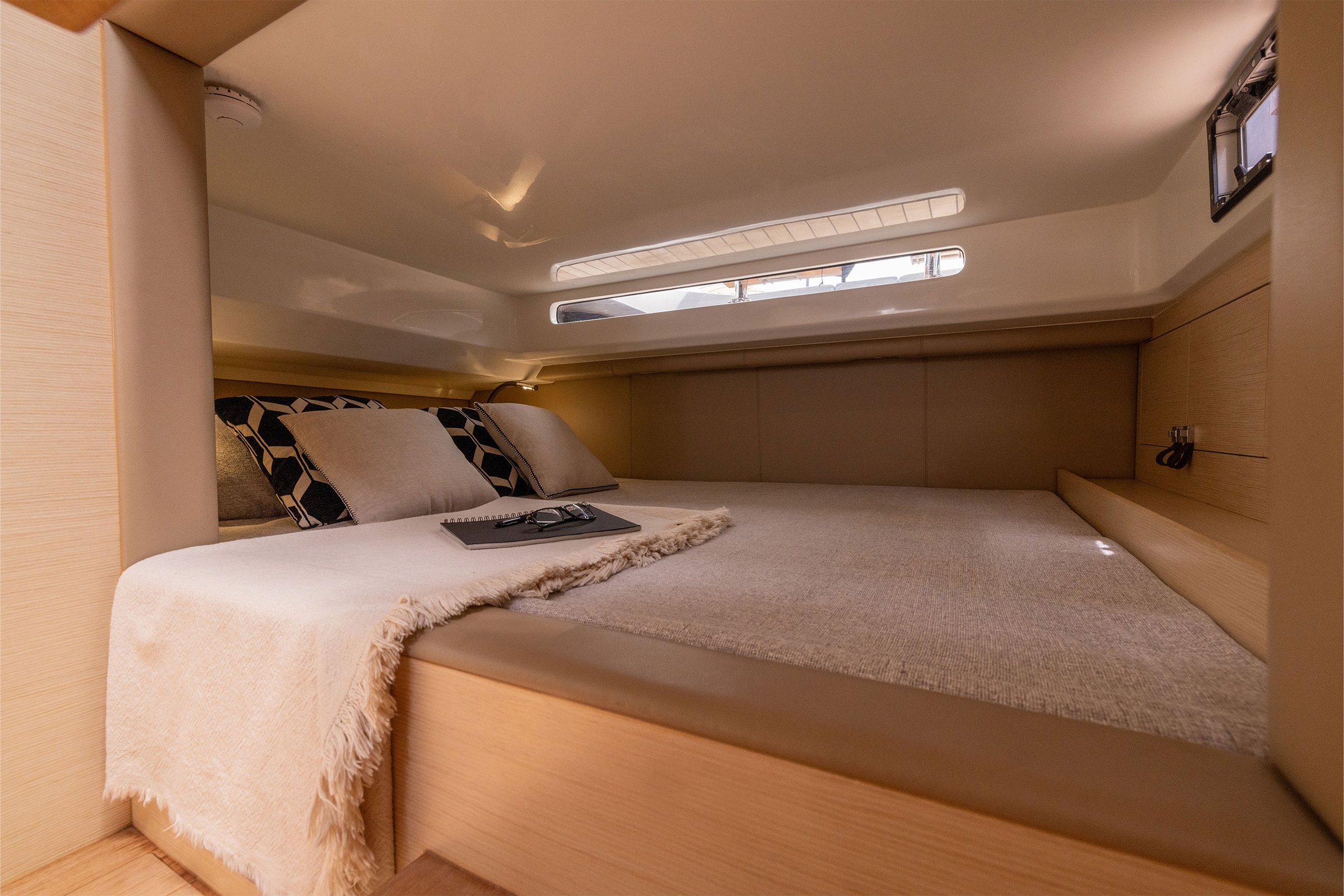 Sacs Marine Strider 15, slaapkajuit met bed en kussens