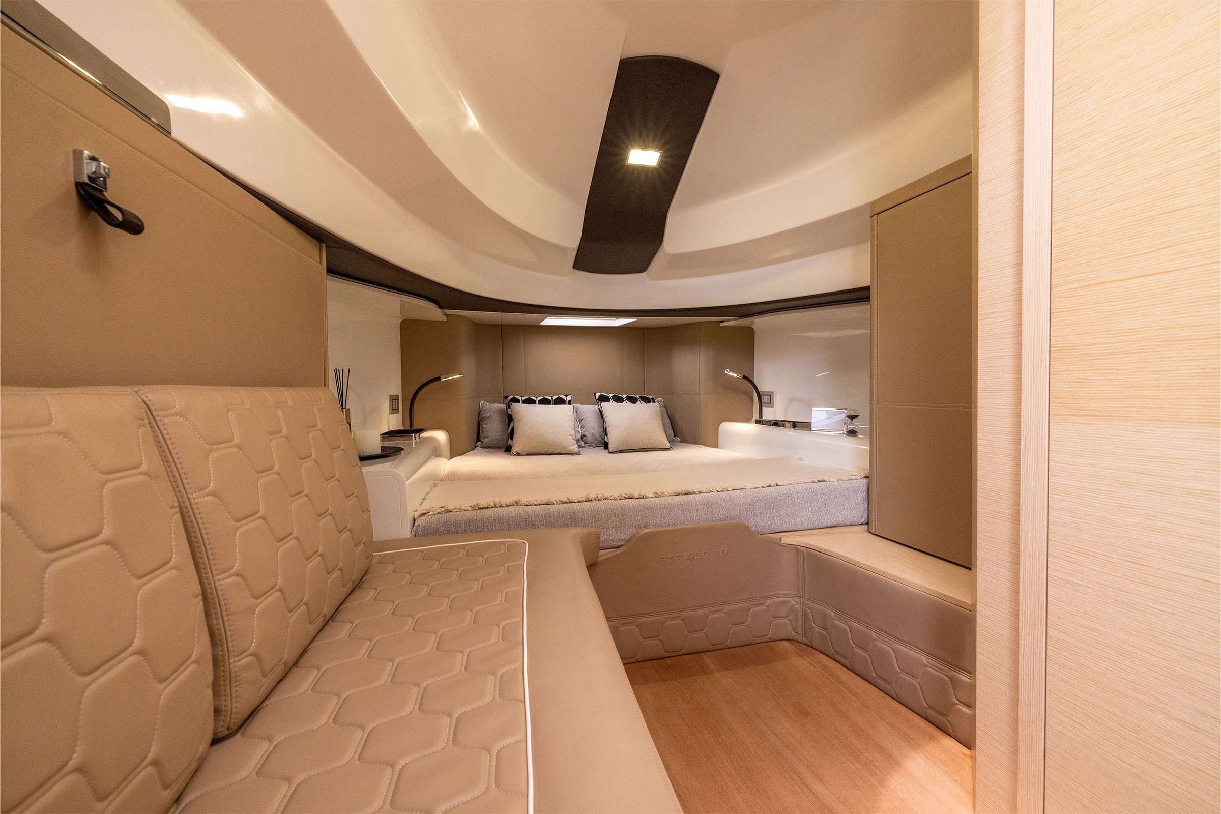 Sacs Marine Strider 15, slaapkamer met bed en zitbank