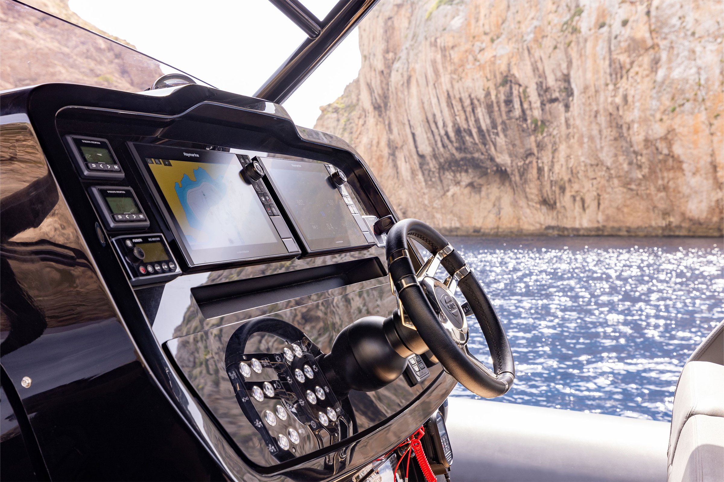 Sacs Marine Strider 15, stuurstand met navigatieschermen en stuurwiel