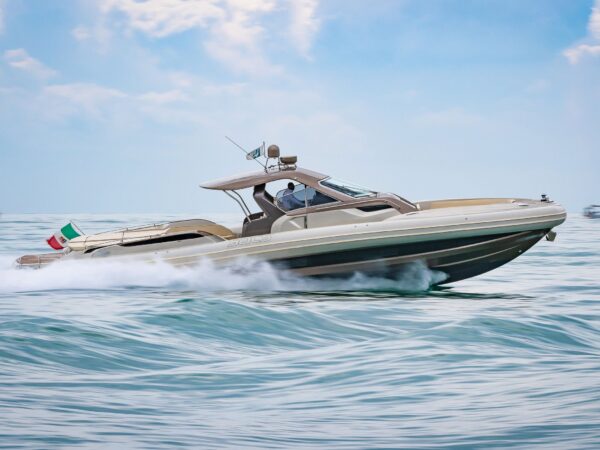 Sacs Marine Strider 19, speedboot varend op zee