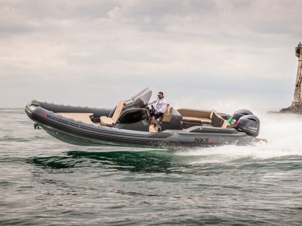 Sacs Marine Strider 900, rubberboot varend op zee
