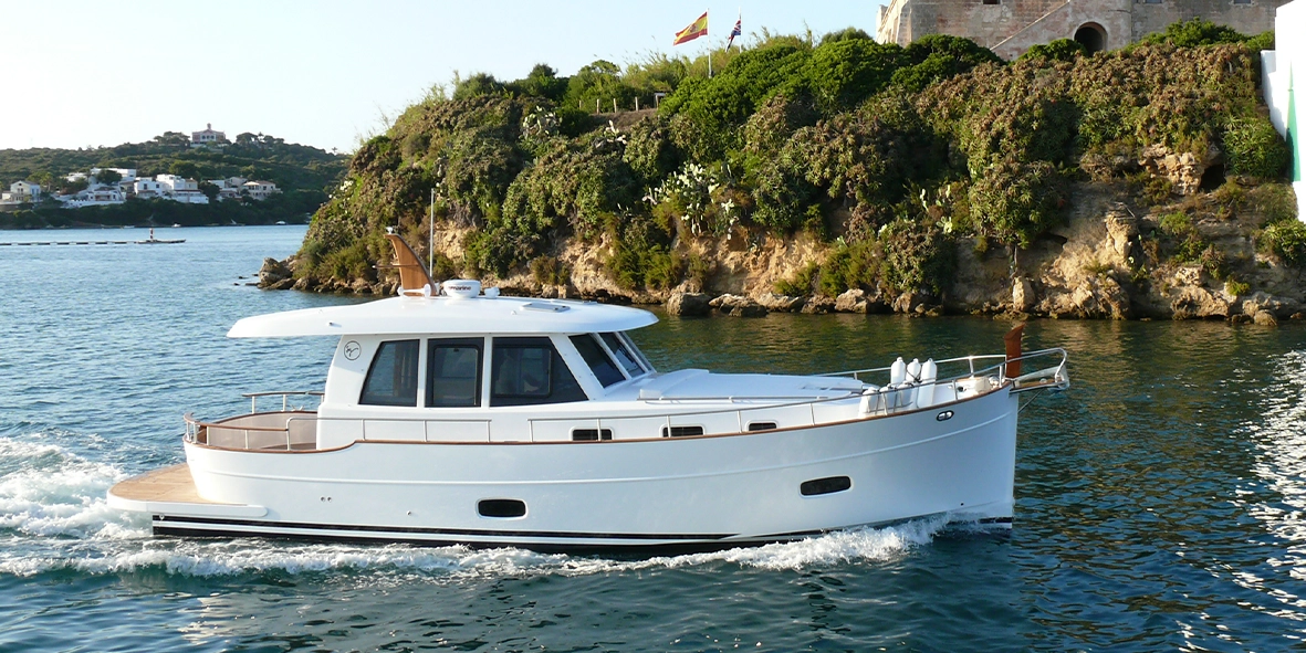Sasga Menorquin 42 HT, boot varend bij kust