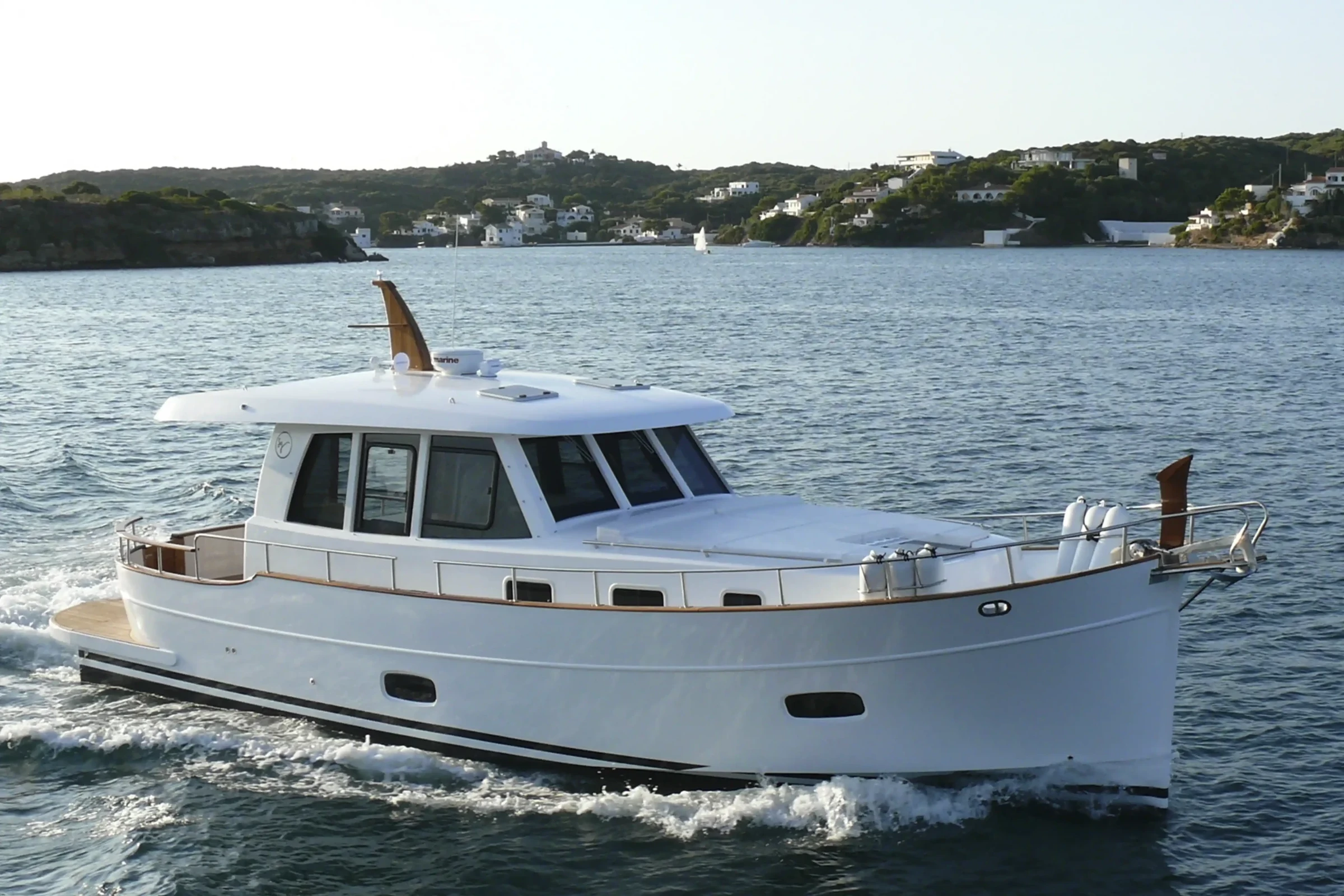 Sasga Menorquin 42 HT, motorboot varend op water