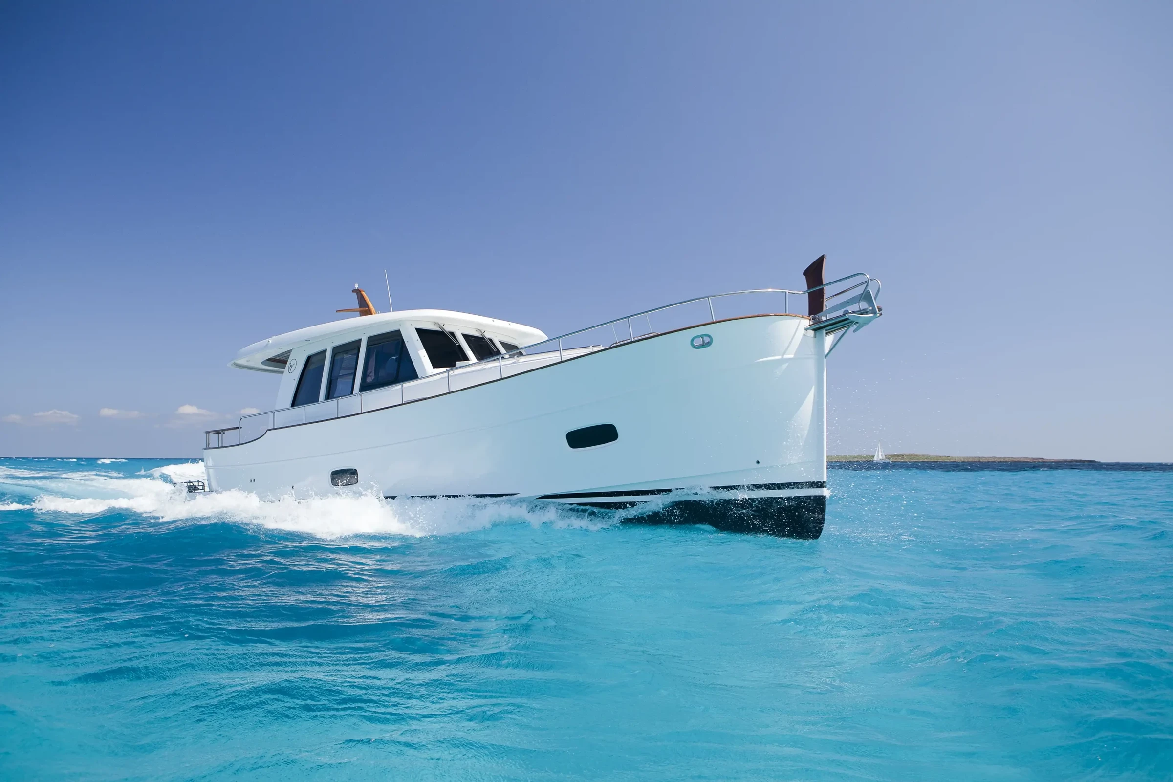 Sasga Menorquin 42 HT, witte boot vaart op zee