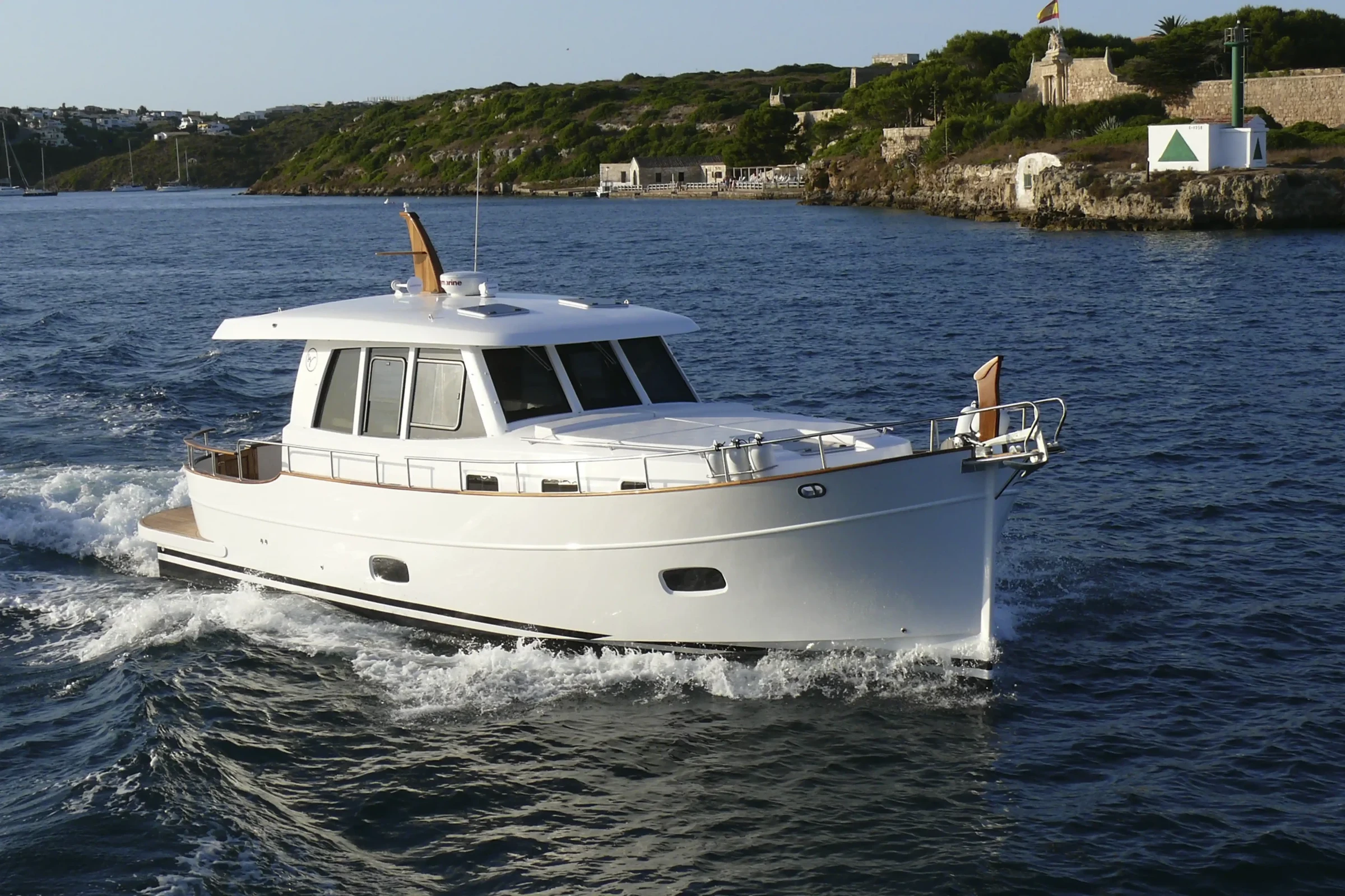 Sasga Menorquin 42 HT, witte motorboot vaart op zee