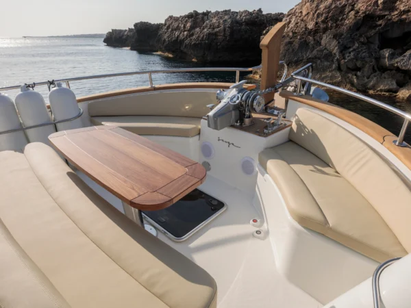 Sasga Menorquin 48 HT, cockpit met zitbanken en tafel