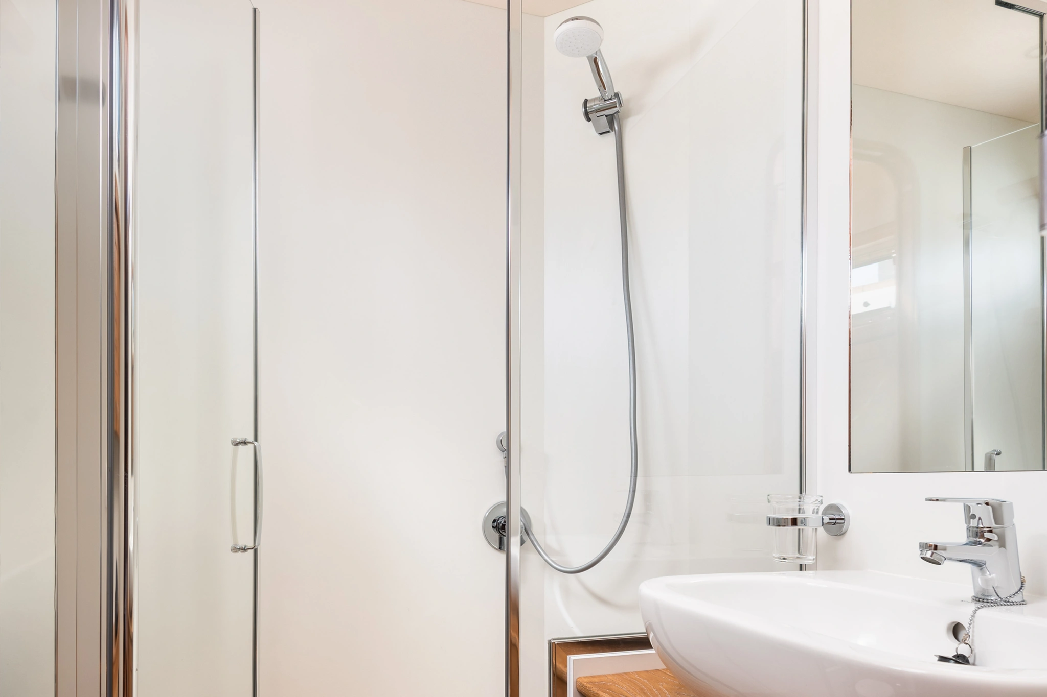 Sasga Menorquin 55 FB, badkamer met douche en wastafel