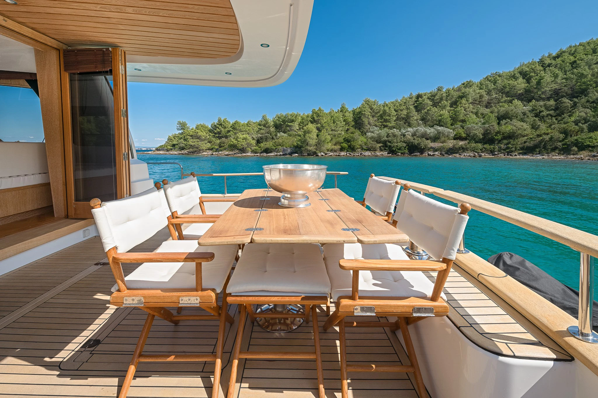 Sasga Menorquin 55 HT, eettafel op dek boot
