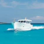 Sasga Menorquin 55 HT, witte motorboot vaart op zee