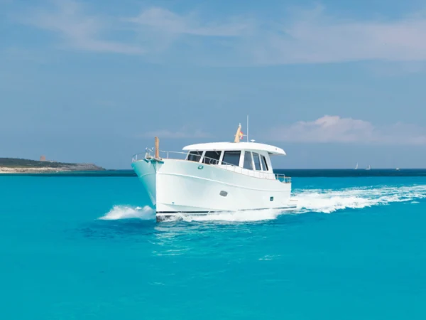 Sasga Menorquin 55 HT, witte motorboot vaart op zee