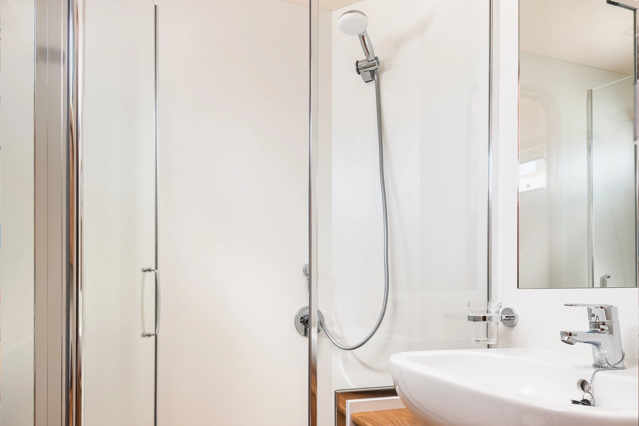 Sasga Menorquin 55 HT, badkamer met douche en wastafel