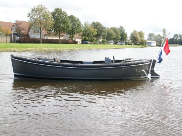 Seafury 650 Comfort, sloep afgemeerd op water