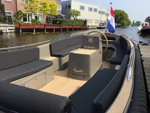 Seafury 700 Comfort, cockpit met zitbanken en stuurwiel