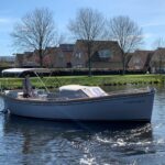 Seafury 730 Comfort, sloep vaart door woonwijk kanaal