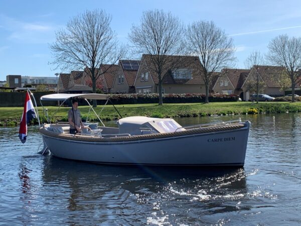 Seafury 730 Comfort, sloep vaart door woonwijk kanaal
