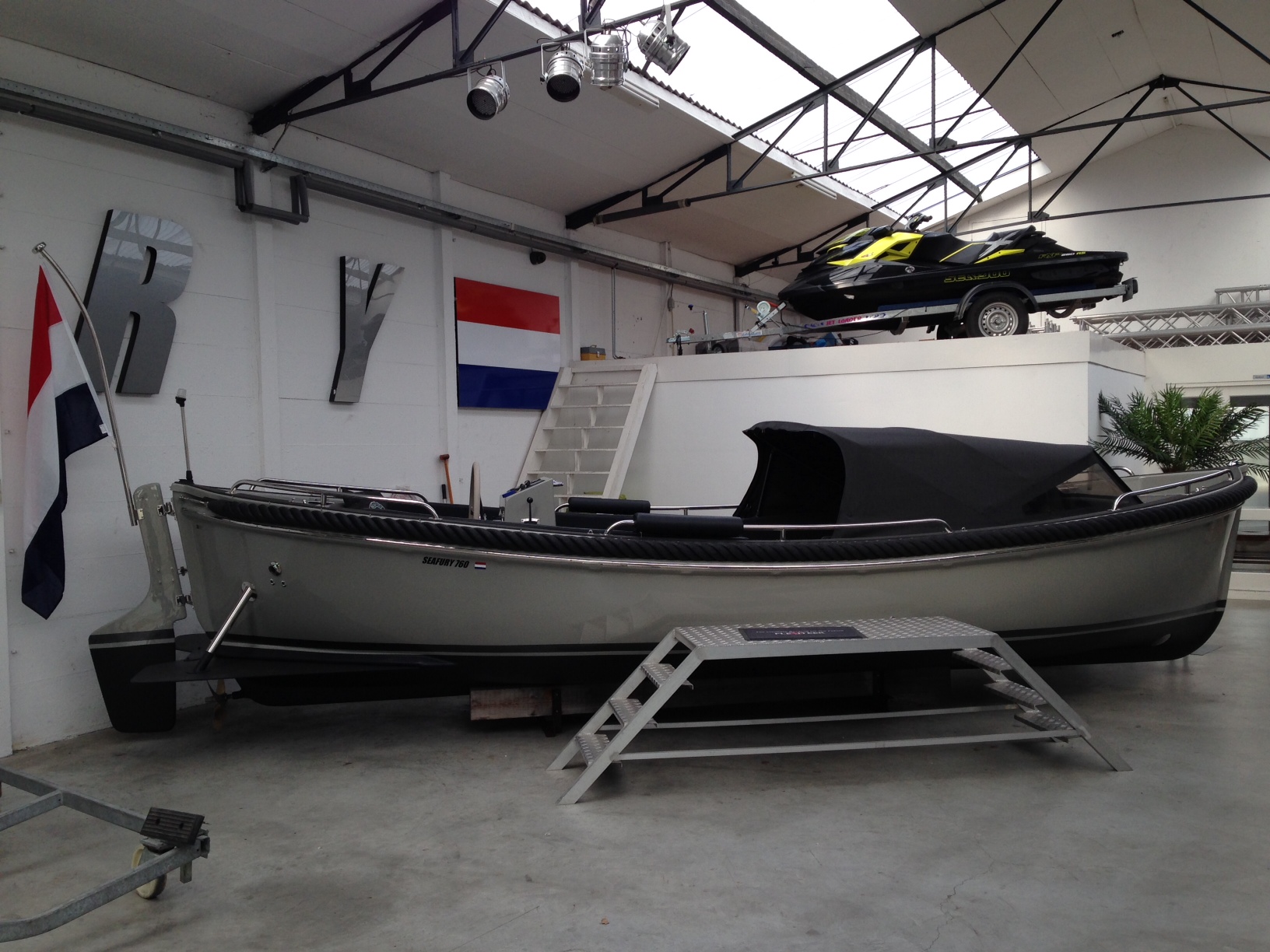 Seafury 760, boot in showroom getoond