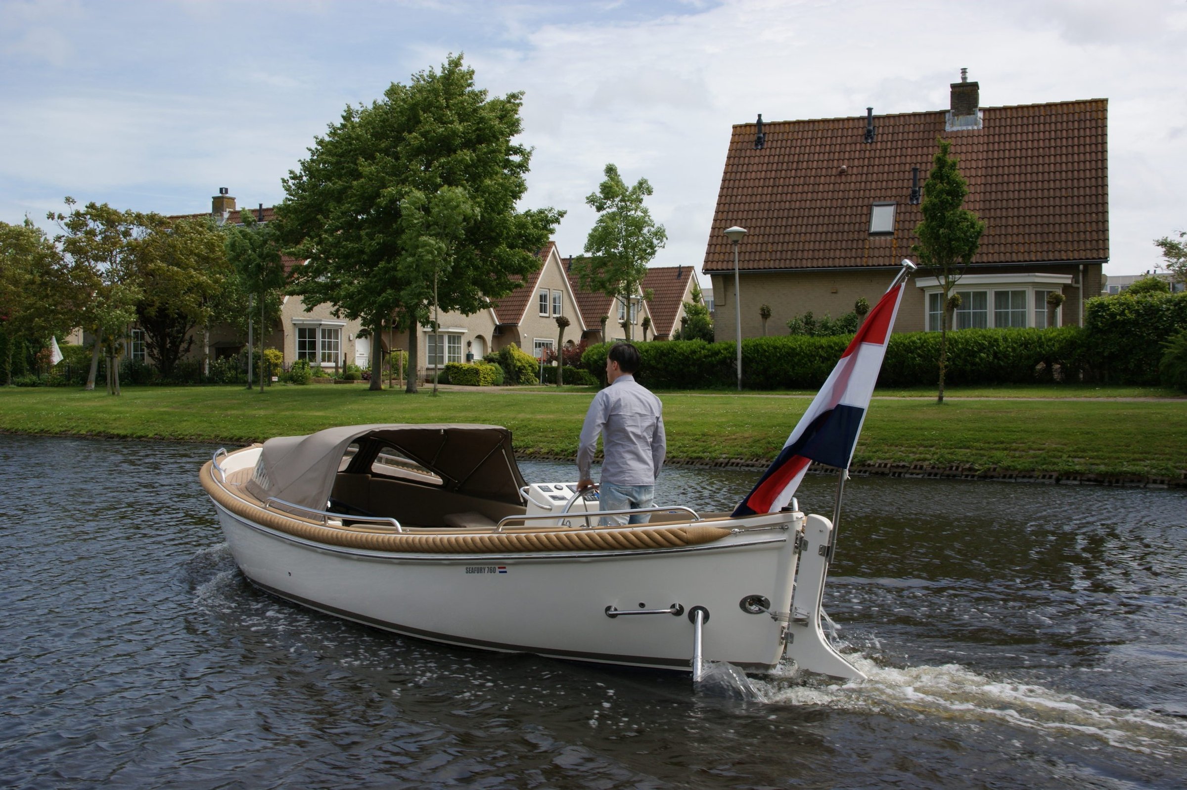 Seafury 760, boot vaart door woonwijk