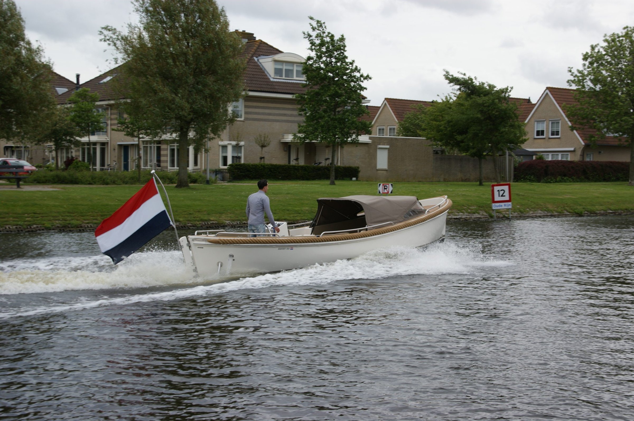 Seafury 760, boot varend door woonwijk