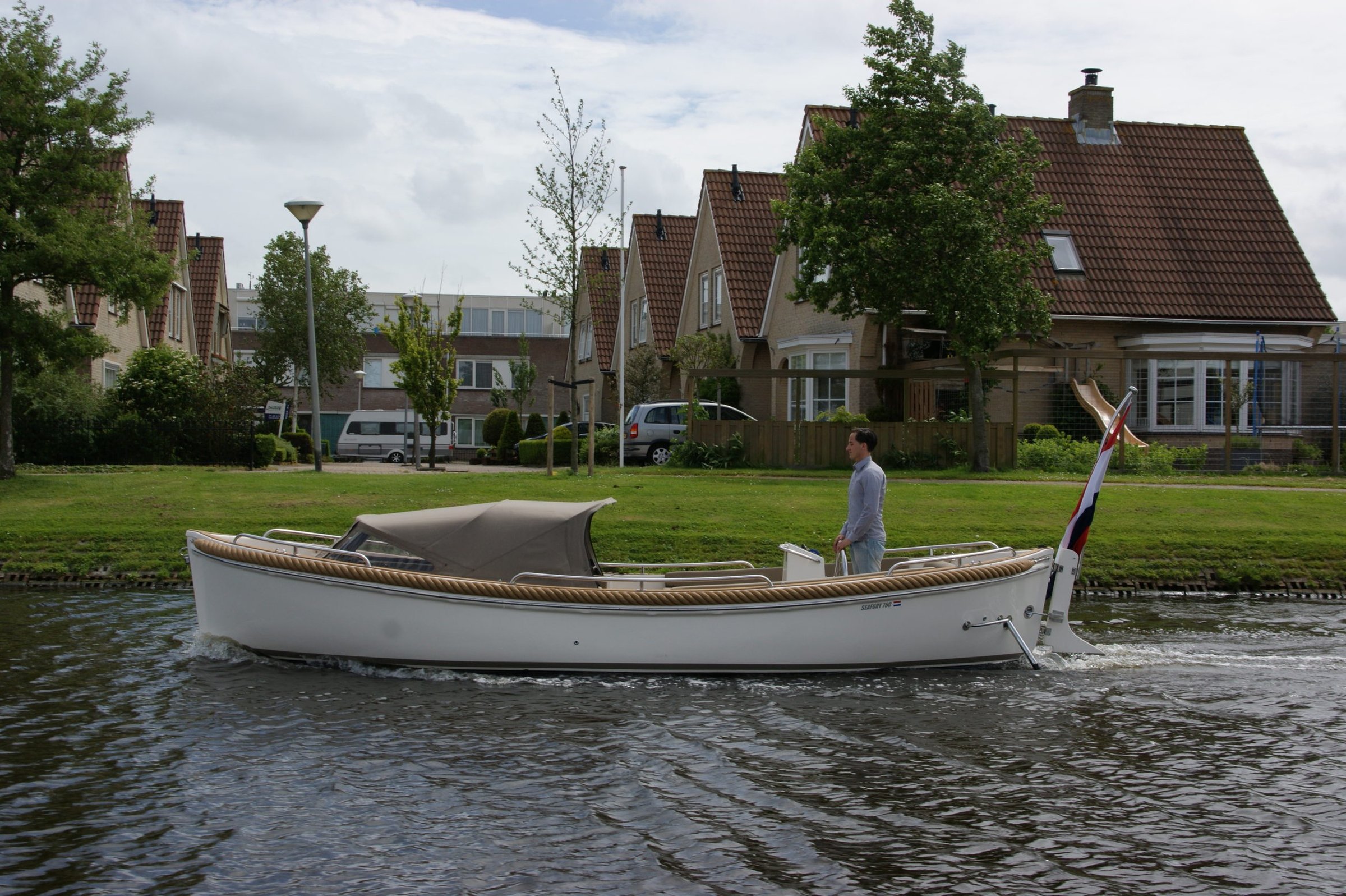 Seafury 760, boot varend op kanaal