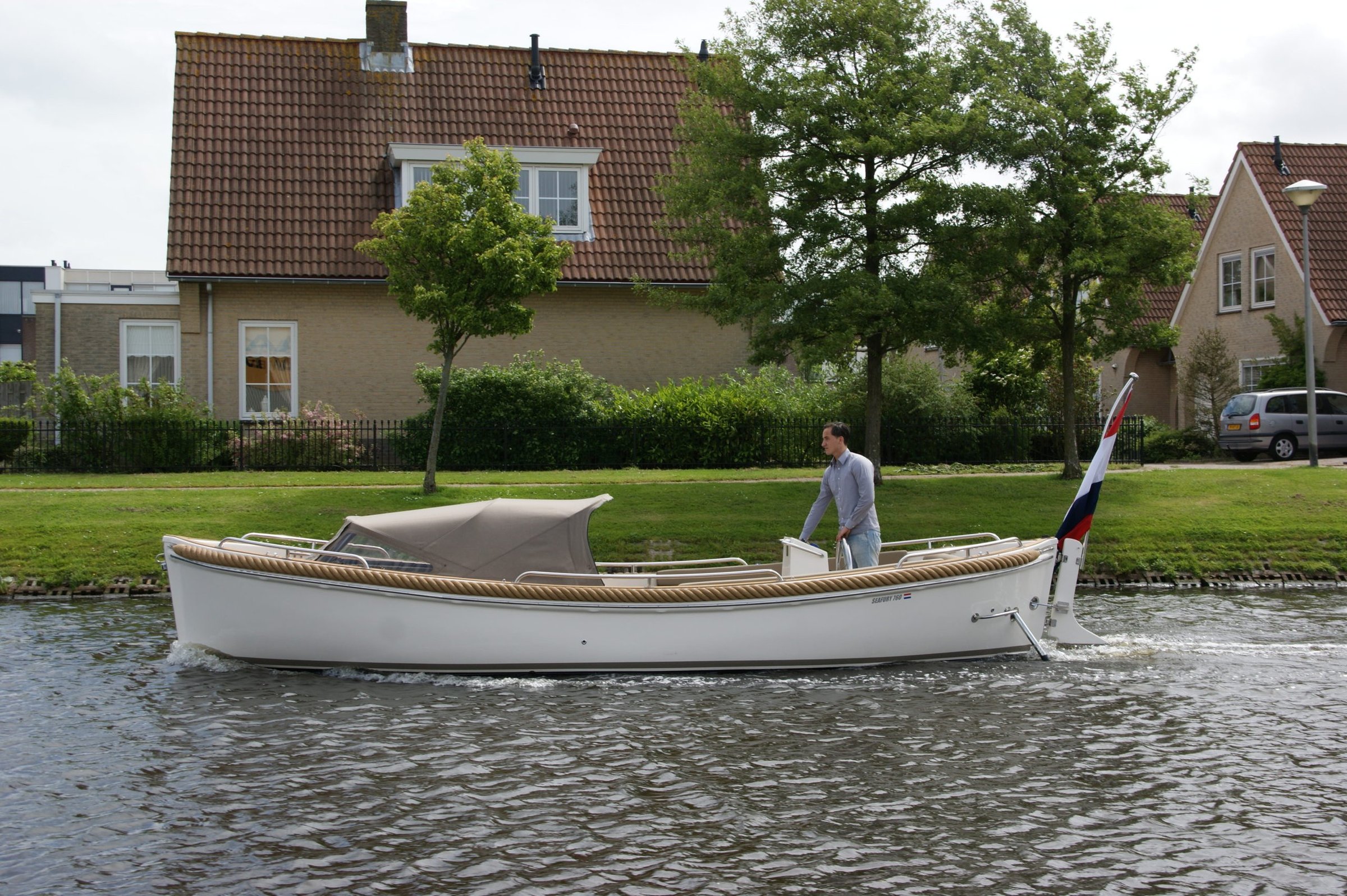 Seafury 760, boot varend op kanaal