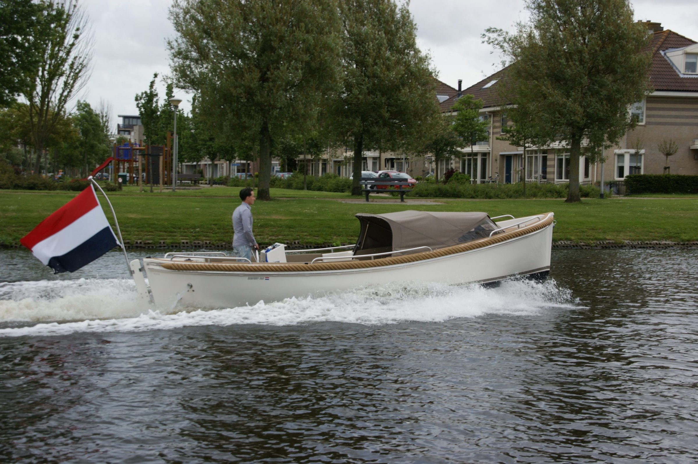 Seafury 760, boot varend op water met nederlandse vlag