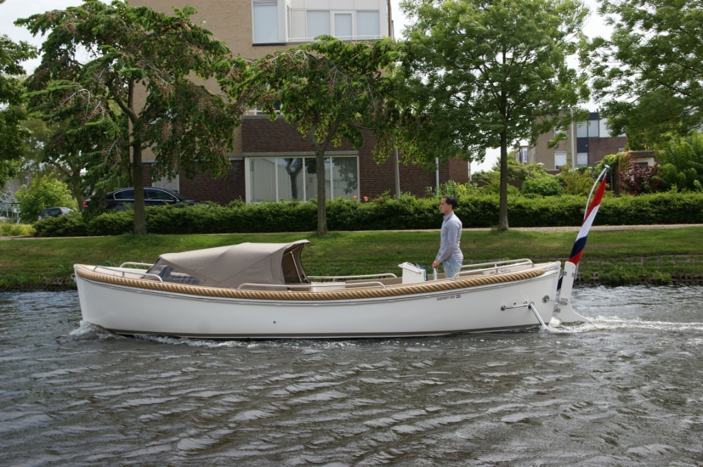 Seafury 760, boot varend op water