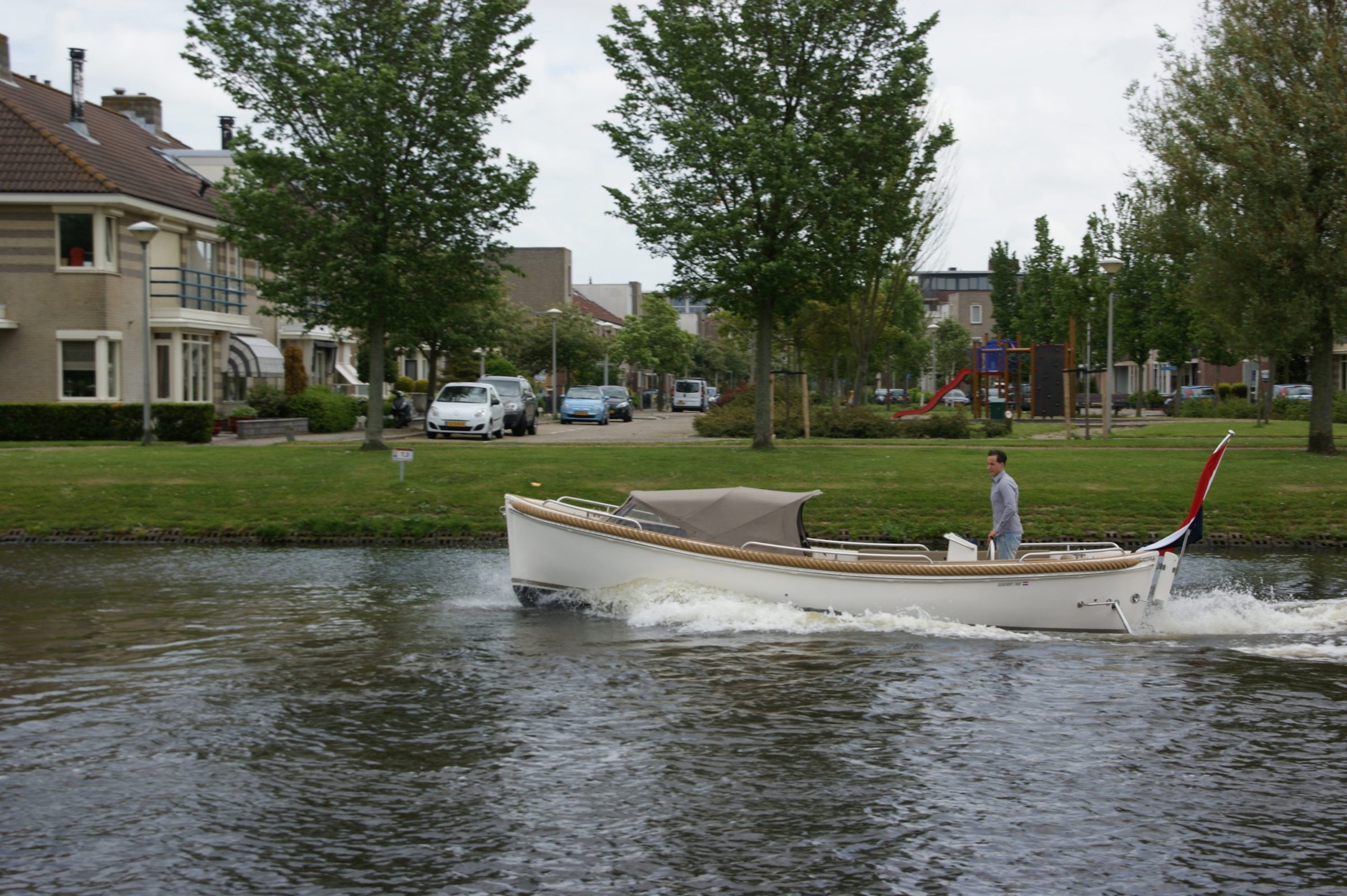 Seafury 760, witte boot varend op kanaal