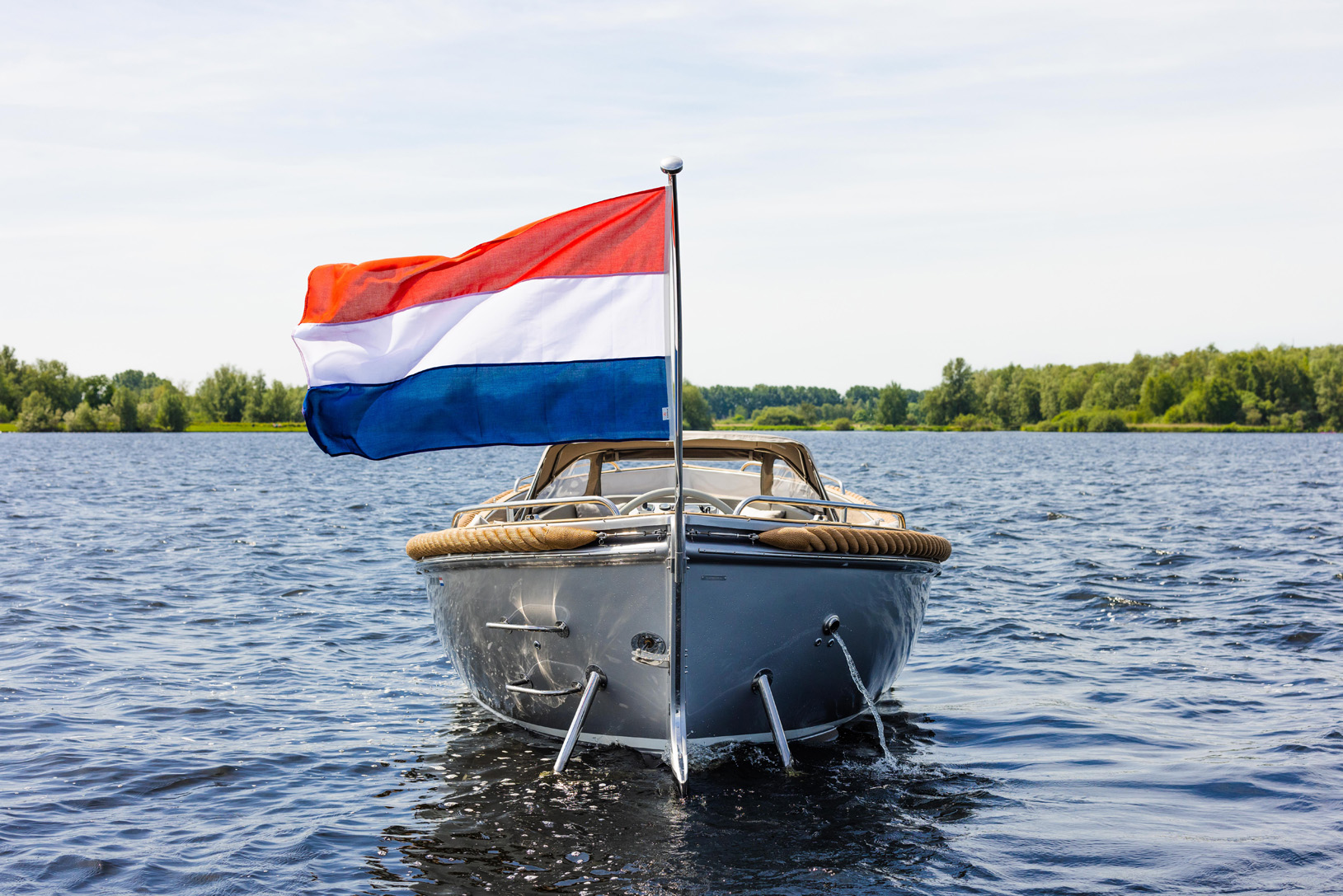 Seafury 800, achterkant boot met nederlandse vlag