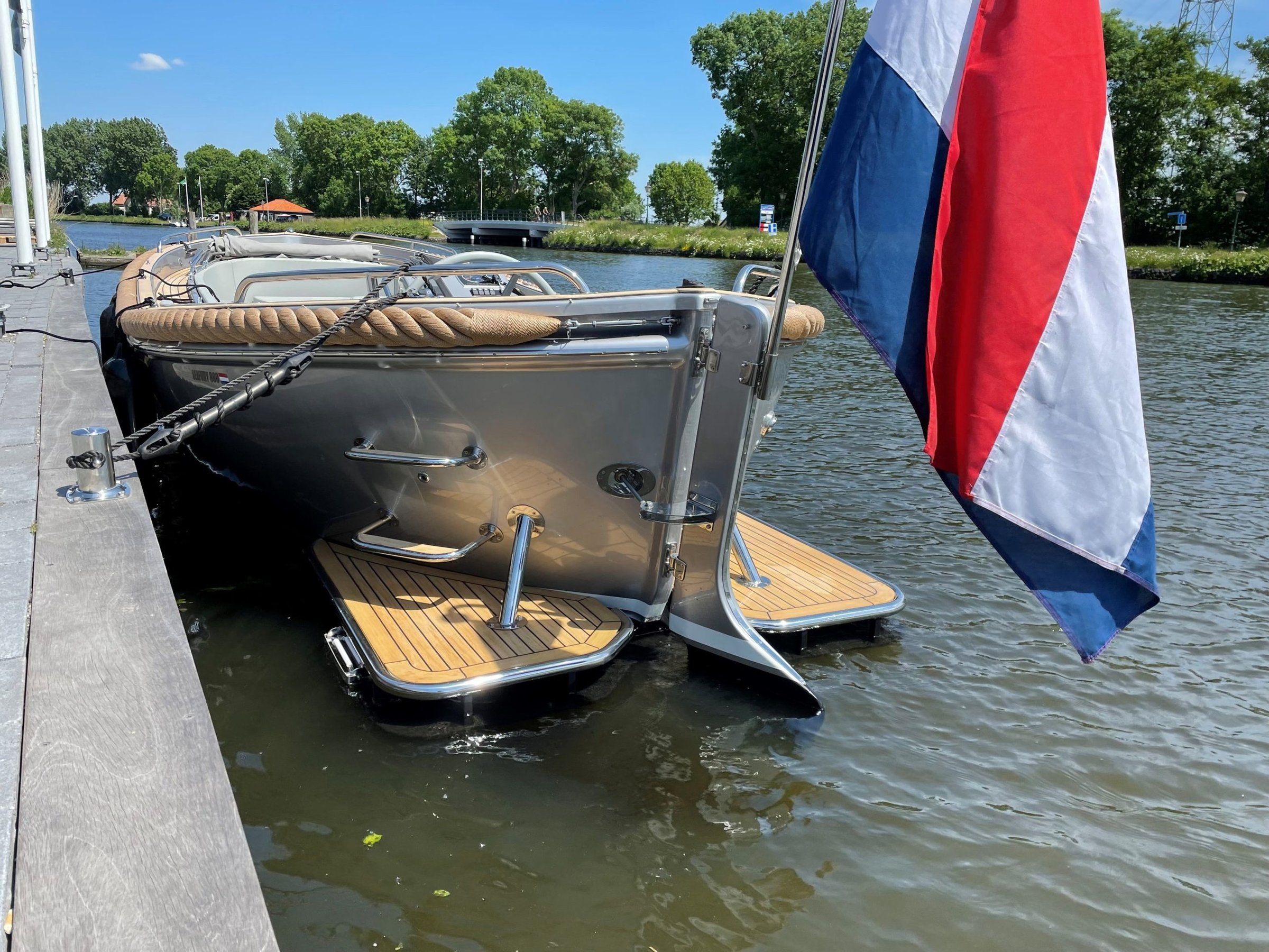 Seafury 800, boot aan steiger achtersteven