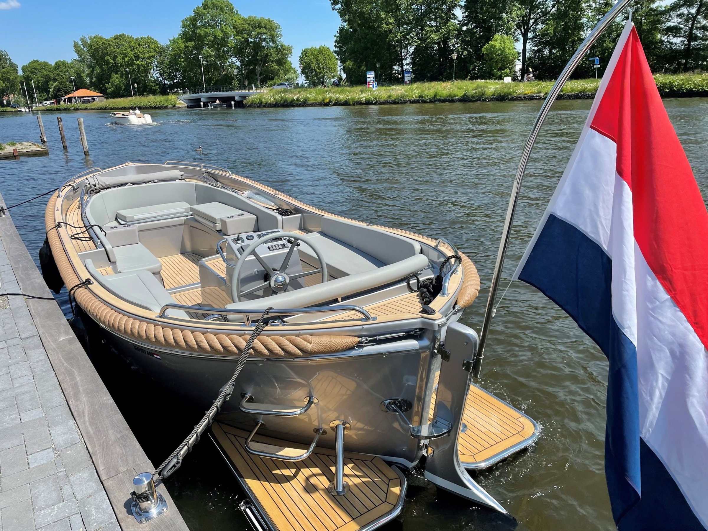 Seafury 800, boot aangemeerd bij steiger