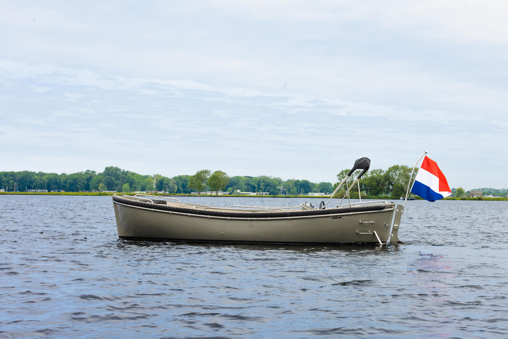 Seafury 800, boot afgemeerd op water