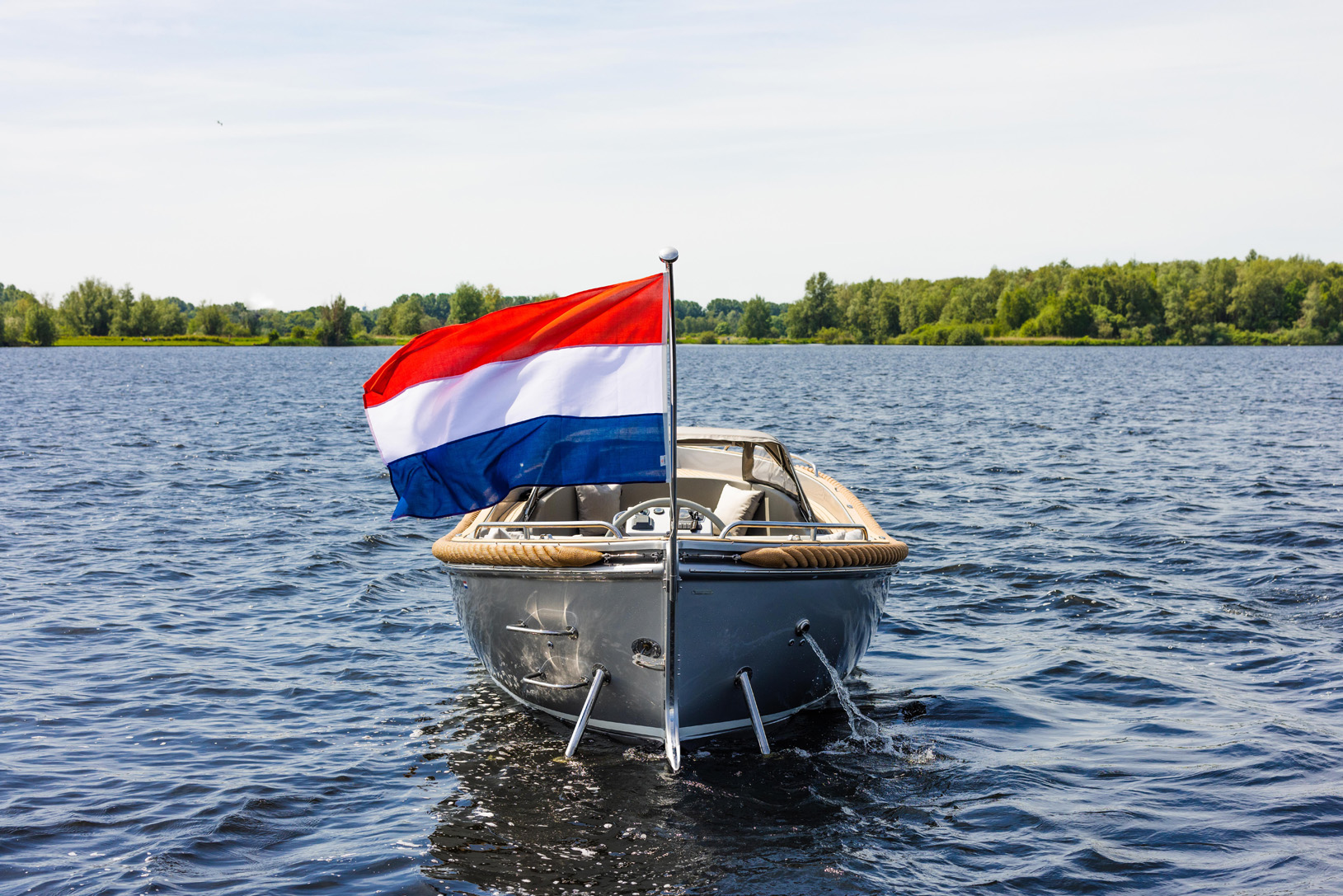 Seafury 800, boot met nederlandse vlag op water