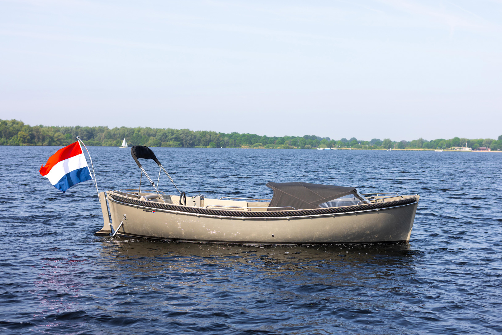 Seafury 800, boot met nederlandse vlag op water