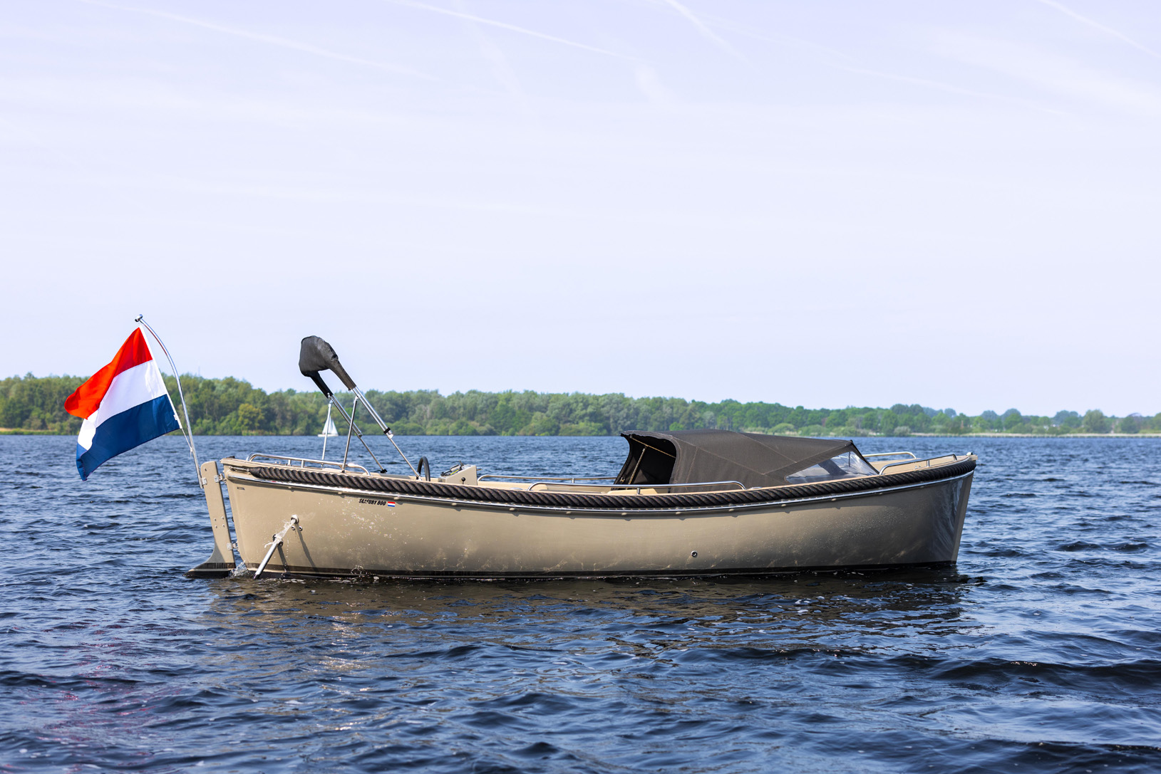 Seafury 800, boot op meer met vlag