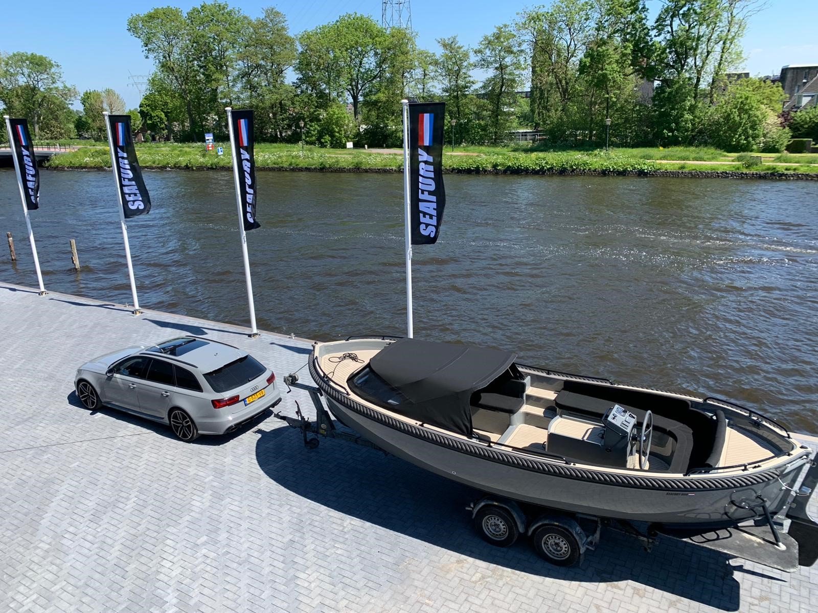 Seafury 800, boot op trailer met auto