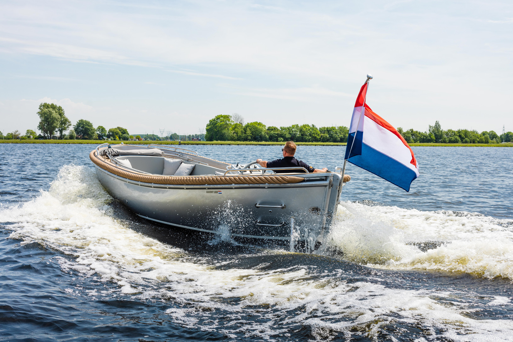Seafury 800, boot varend met nederlandse vlag