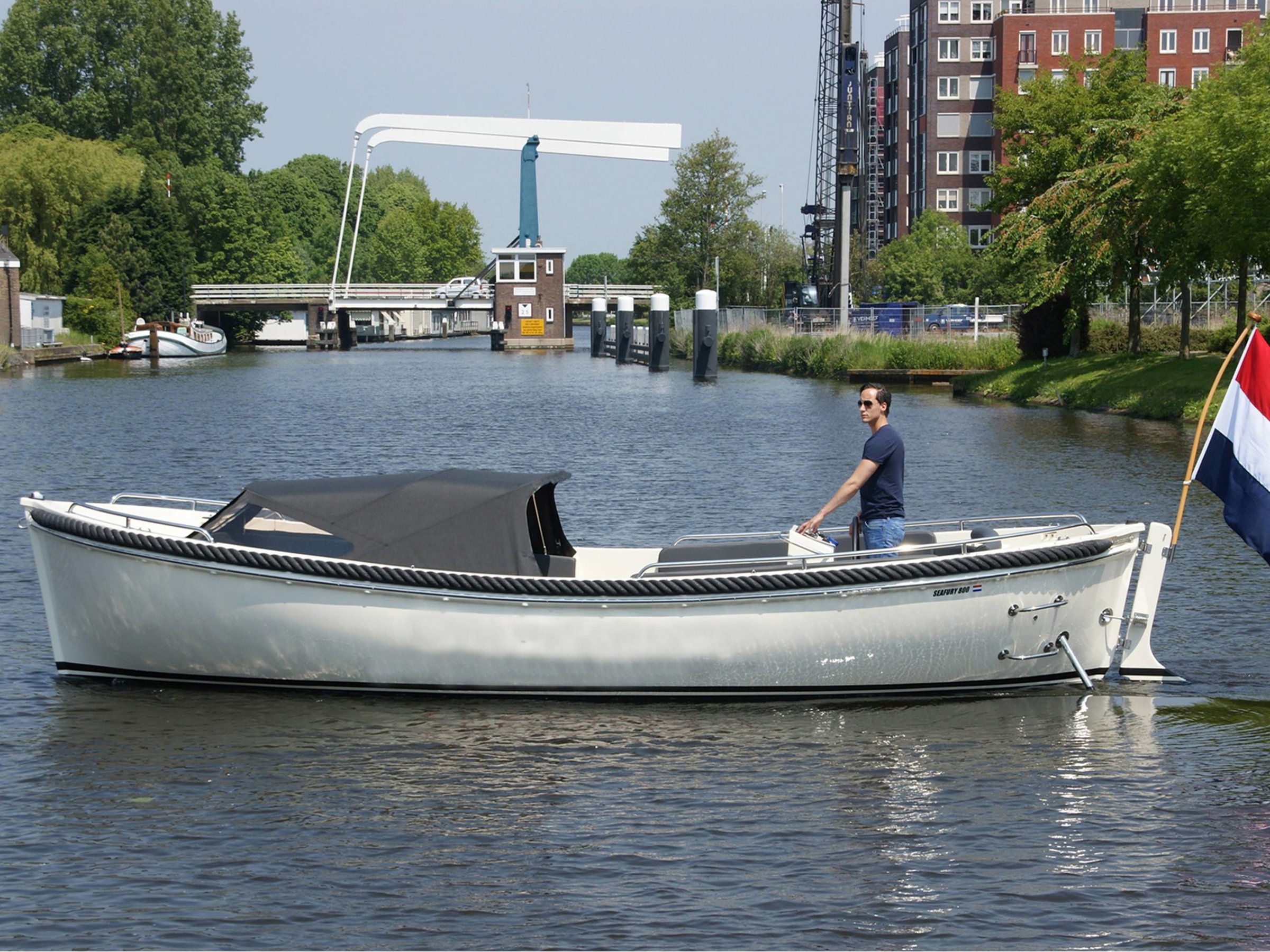 Seafury 800, boot varend op kanaal