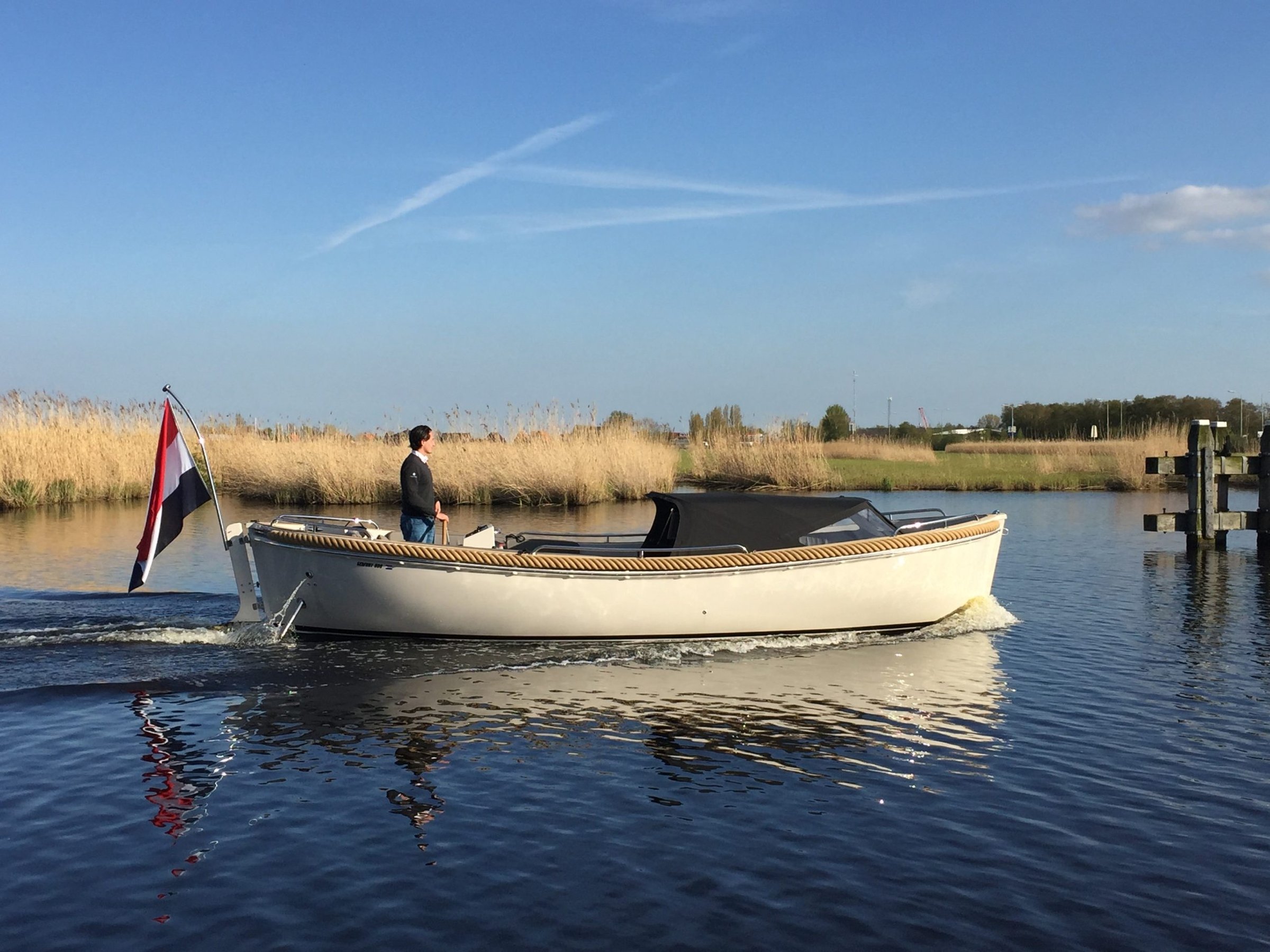 Seafury 800, boot varend op rivier