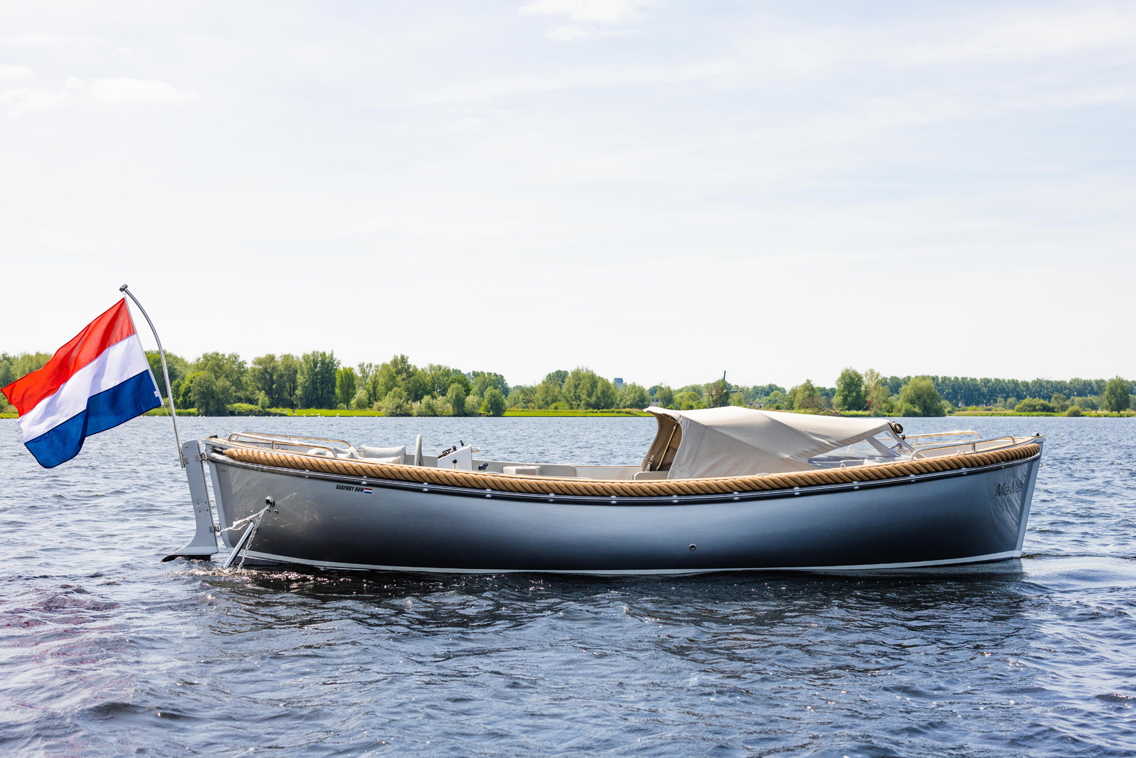 Seafury 800, sloep op water met nederlandse vlag