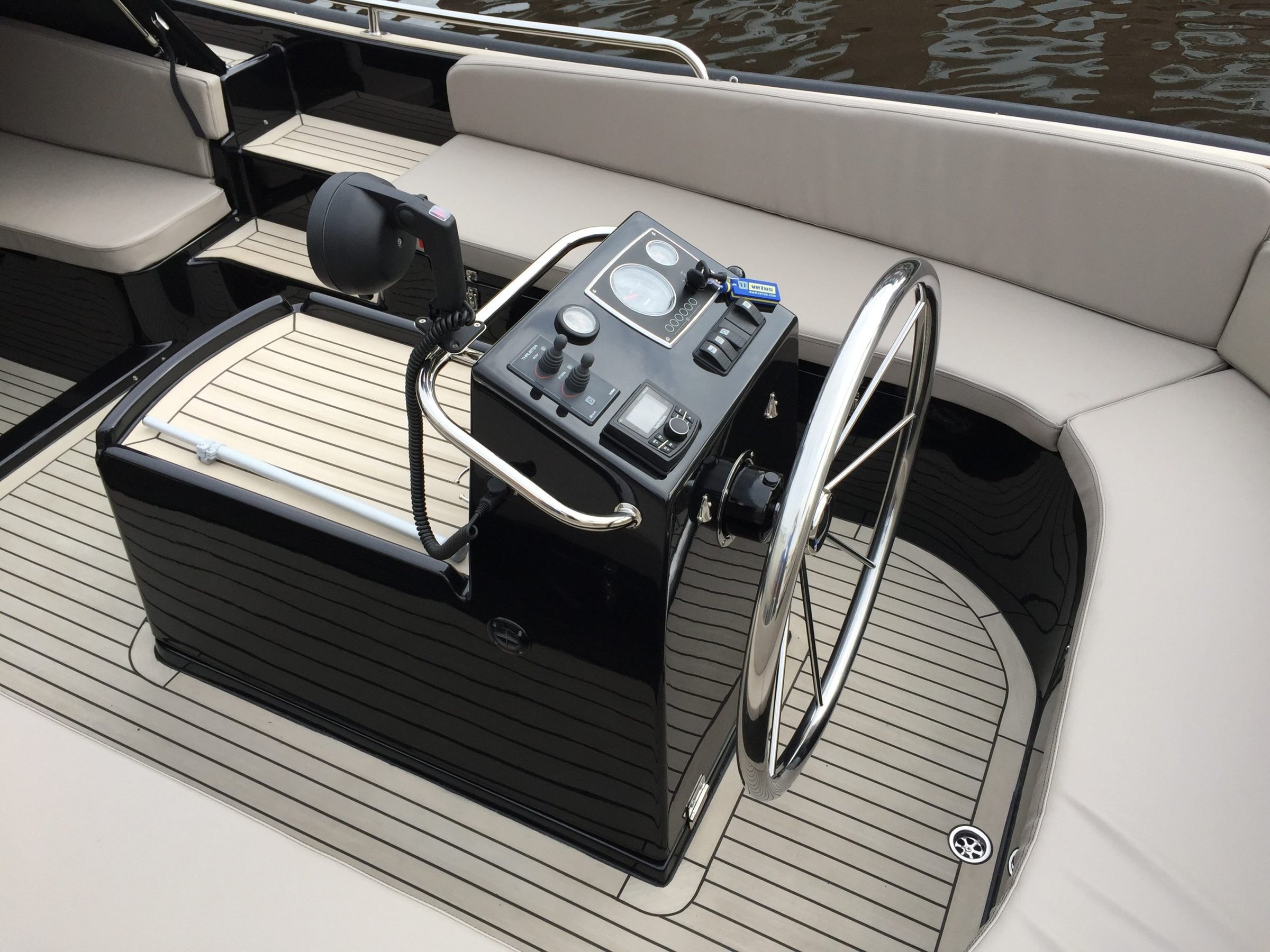 Seafury 800, stuurstand met stuurwiel dashboard