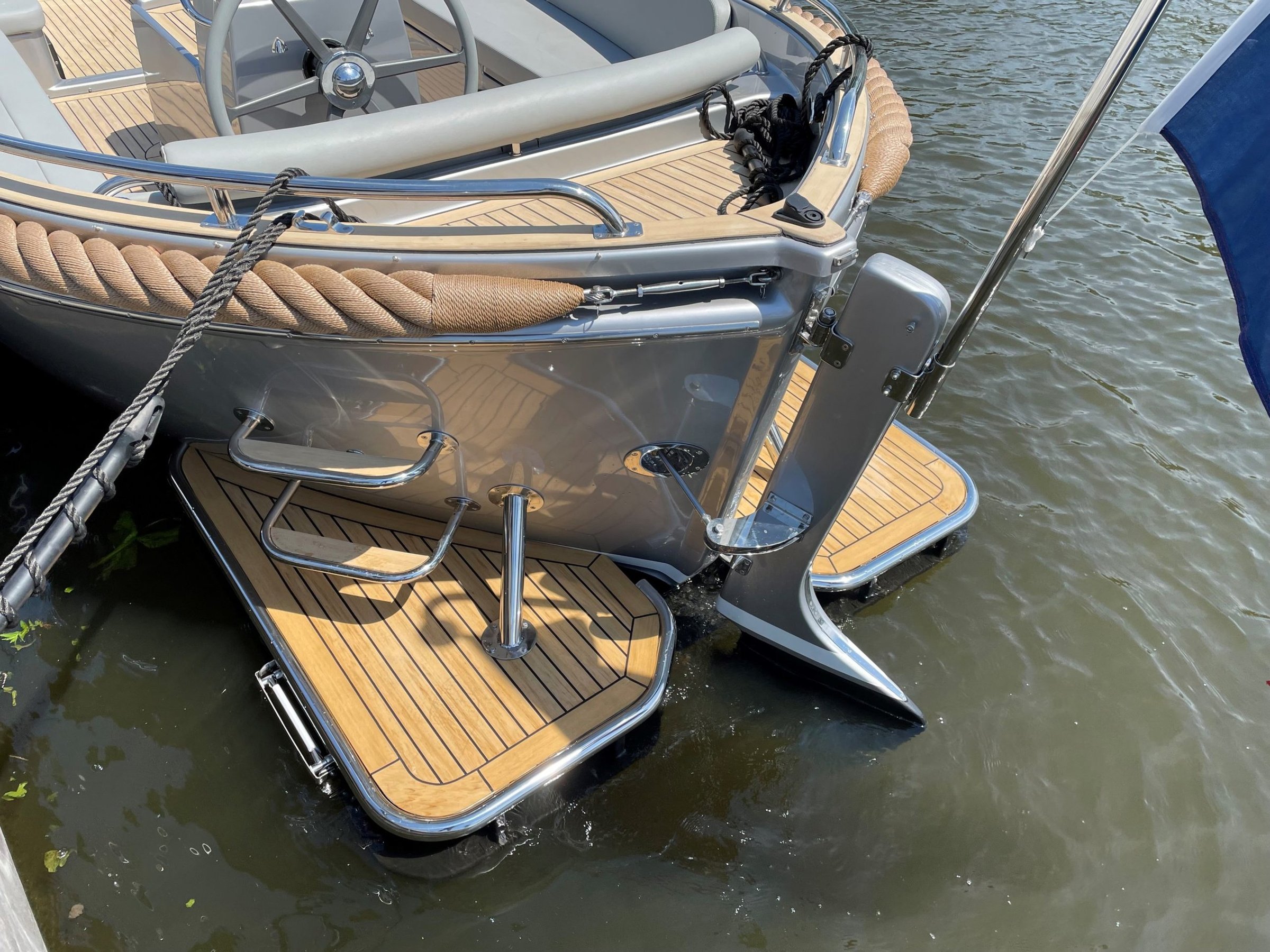 Seafury 800, zwemplatform en achtersteven van boot