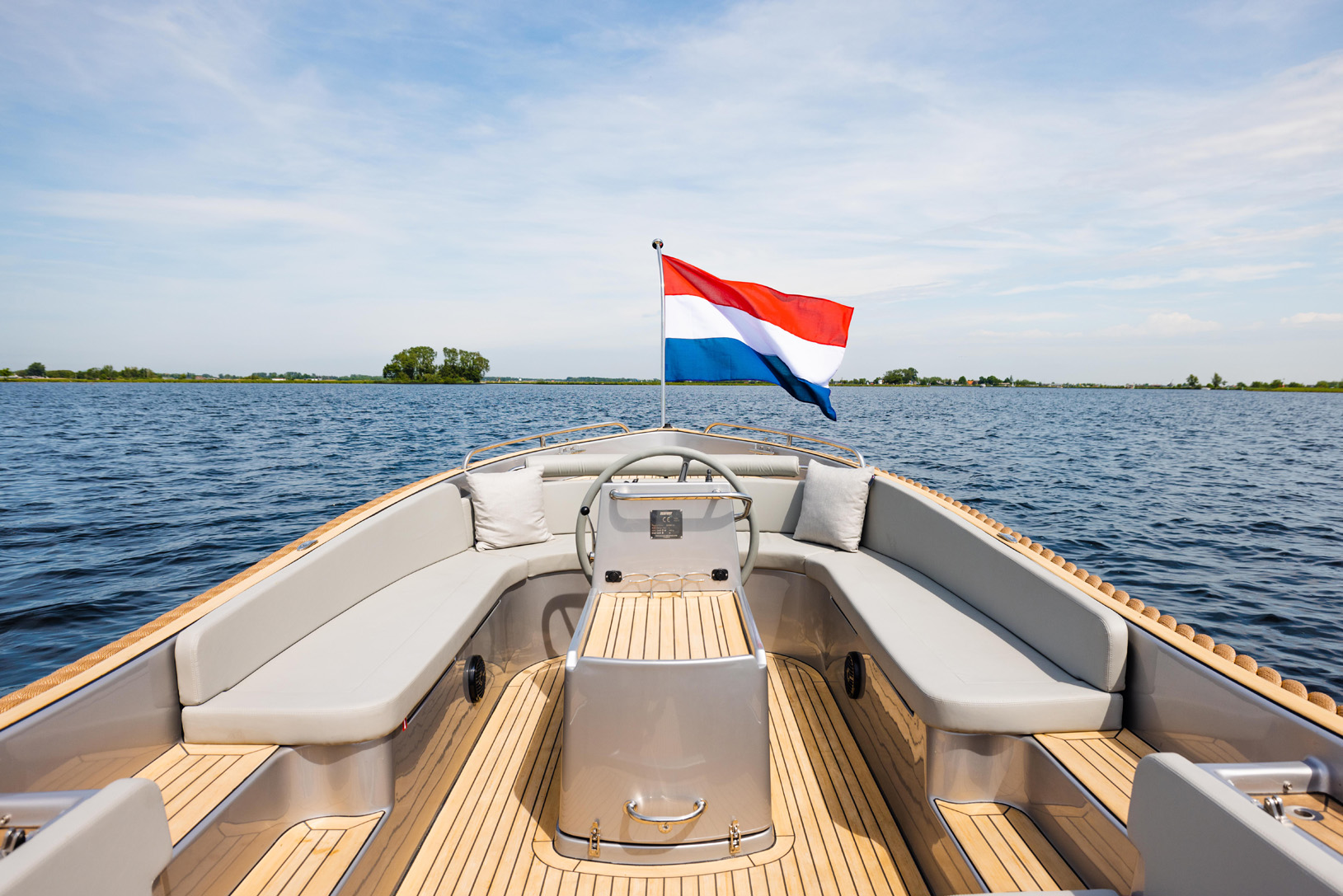 Seafury 800, boegzitbank met nederlandse vlag