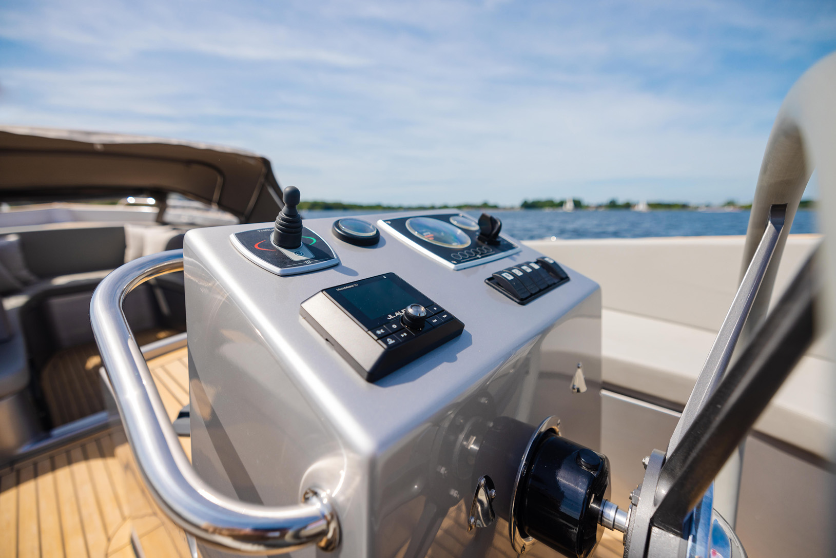 Seafury 800, stuurstand met bedieningspaneel en dashboard