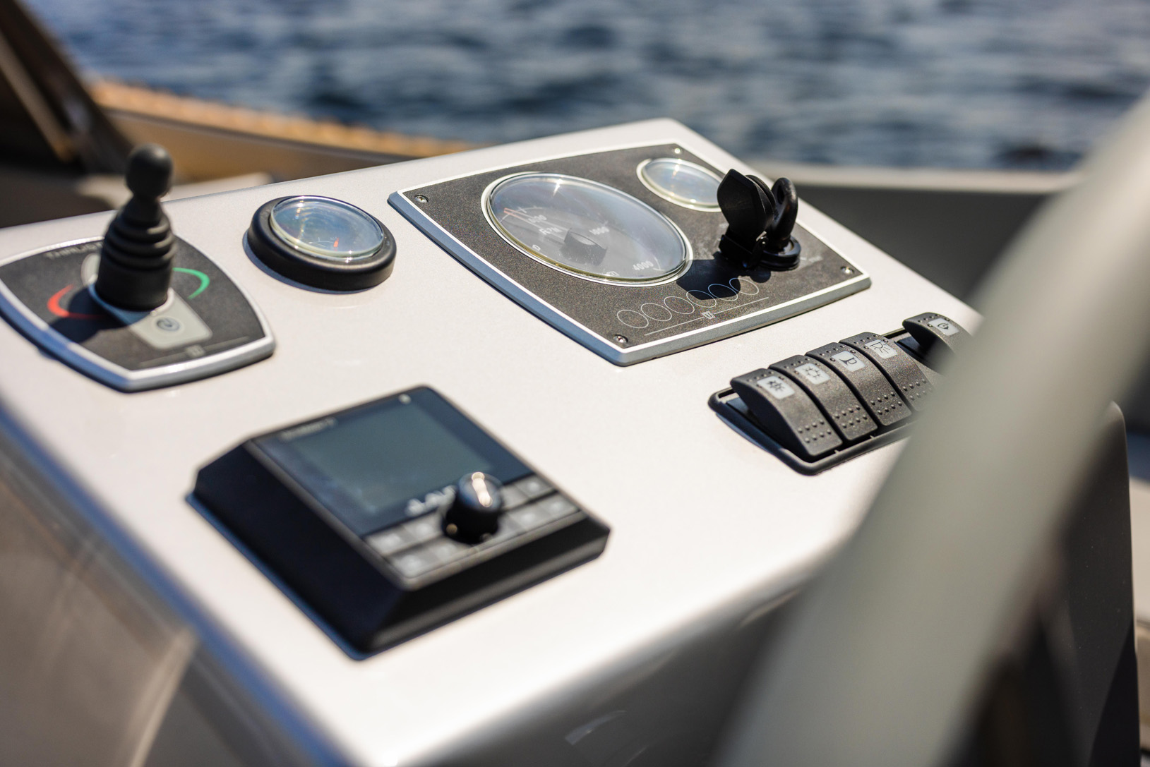 Seafury 800, stuurstand met joystick en schakelaars