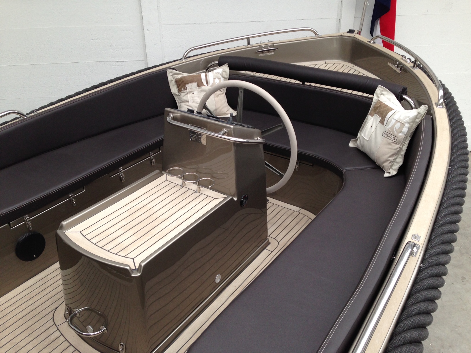 Seafury 800, stuurstand met kussens en bekleding
