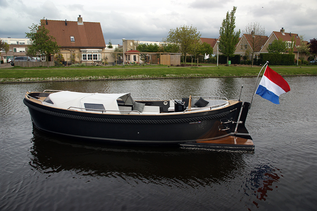 Seafury 900, boot afgemeerd bij oever