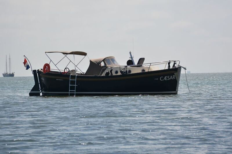 Seafury 900, boot afgemeerd op zee