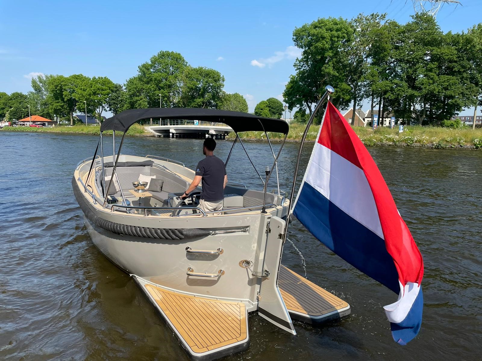 Seafury 900, boot met nederlandse vlag